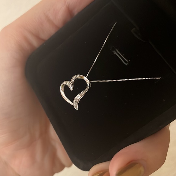 14k white gold diamond heart pendant necklace - Picture 4 of 4